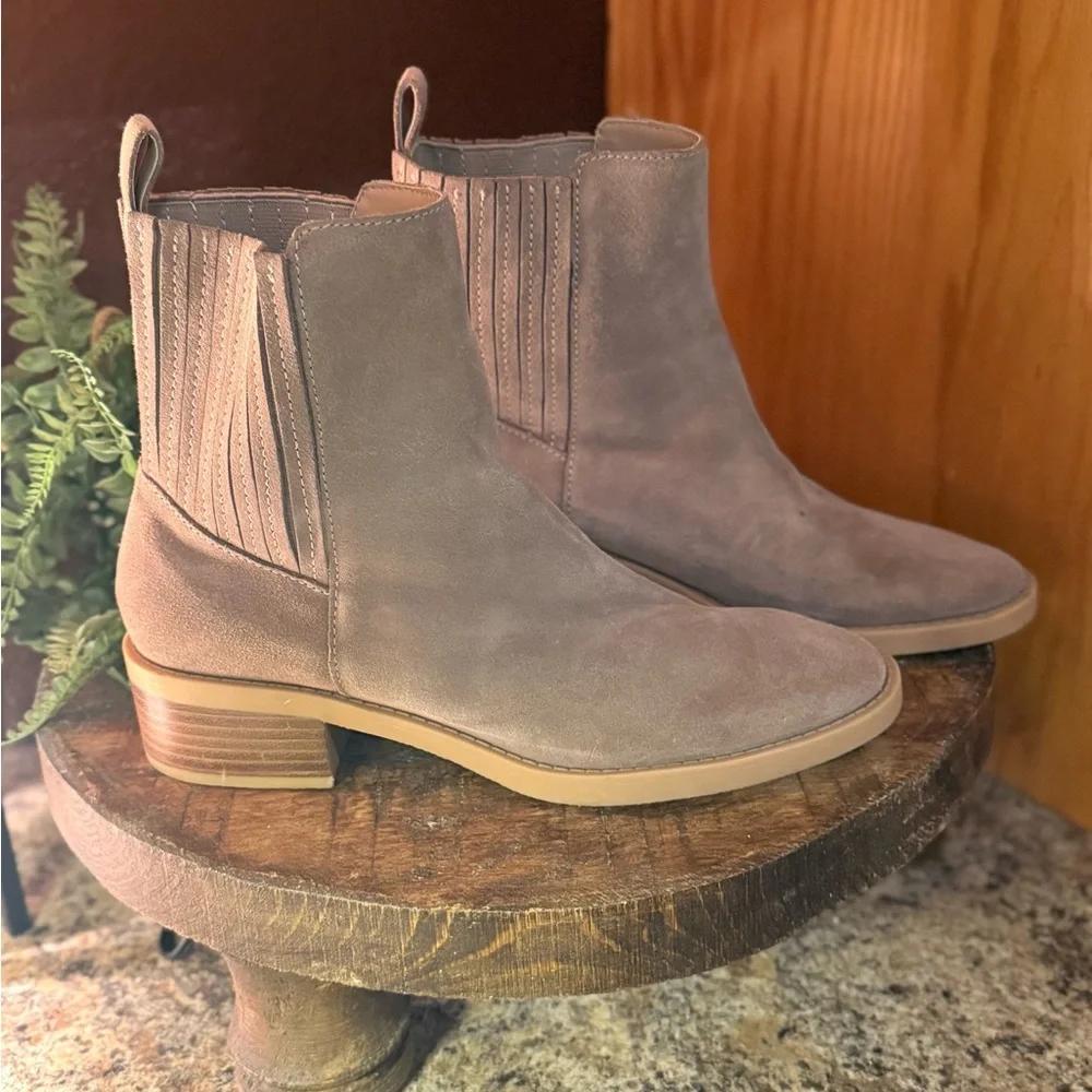 Dolce Vita Taupe Suede Ankle Booties size 8.5 - Picture 2 of 6